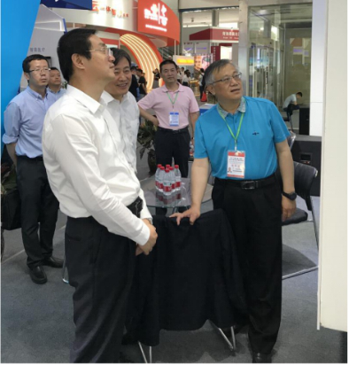 省委常委、西寧市委書記王曉蒞臨第十九屆青洽會青海物產(chǎn)展位參觀